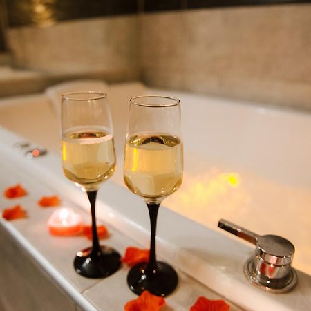 La Suite Romantique Avec Jacuzzi Au Coeur De Perpignan Bagian luar foto