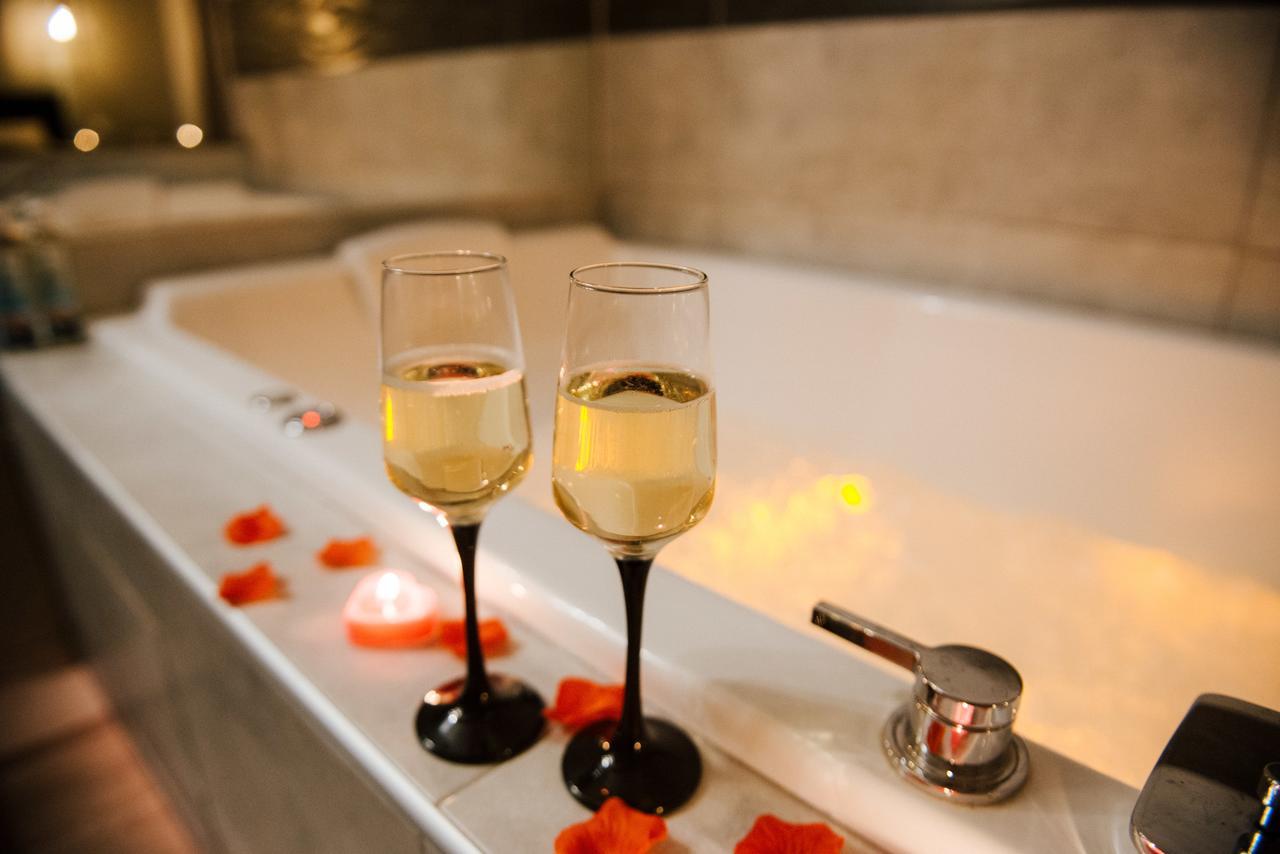 La Suite Romantique Avec Jacuzzi Au Coeur De Perpignan Bagian luar foto